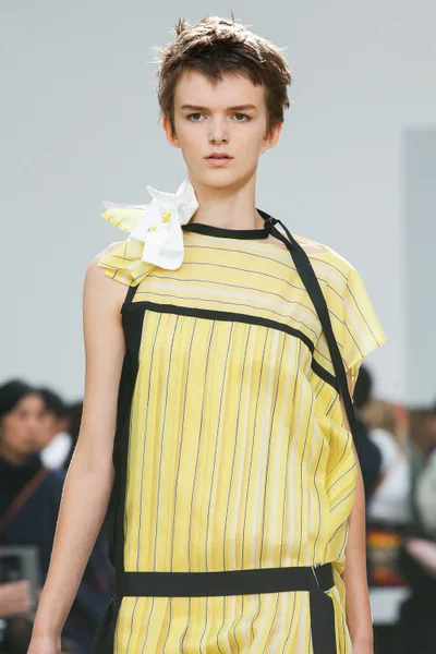 Look 16